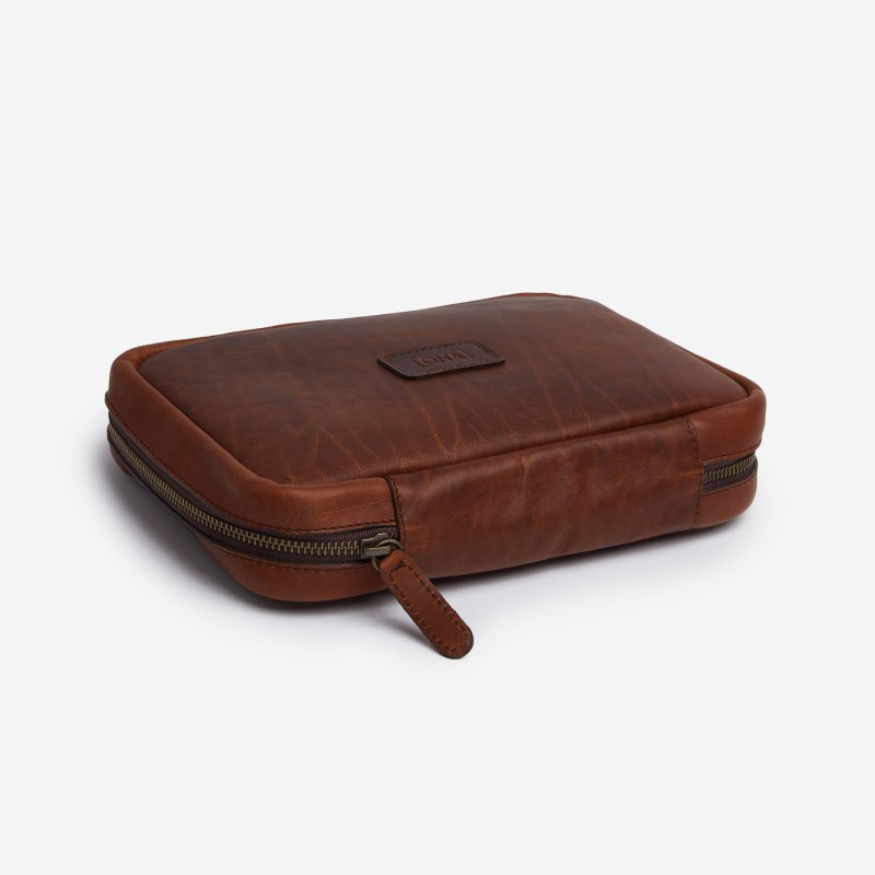 Tech Kit cuir Antique Cognac porté