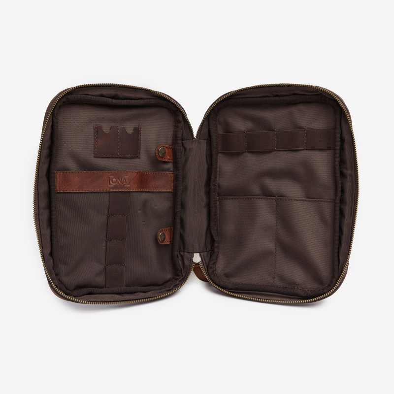 Tech Kit cuir Antique Cognac, détail