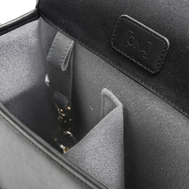 Ona Savannah cuir Noir, petit sac photo bandoulière