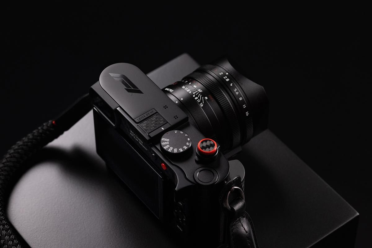 Vue de dessus du Leica Q3 43 Formula 1® Edition avec le logo F1® sur le capot et le déclencheur en carbone