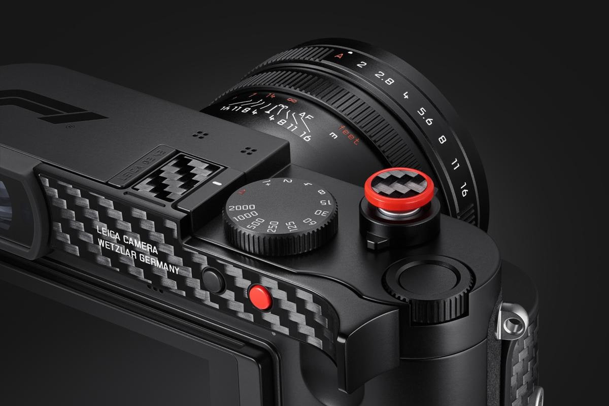 Gros plan sur le déclencheur rouge en carbone, le repose-pouce et le bouton de fonction rouge du Leica Q3 43 Formula 1® Edition