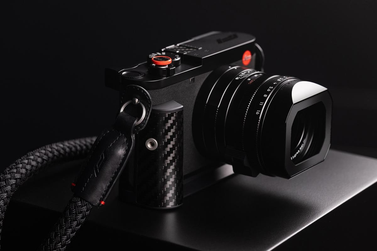 Poignée multifonction en fibre de carbone du Leica Q3 43 Formula 1® Edition, vue de trois quarts